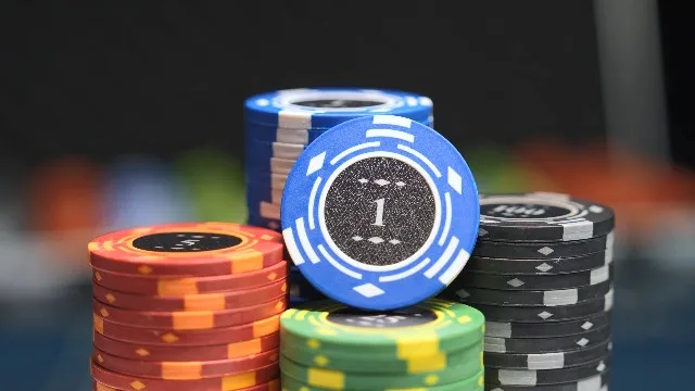 鸿运棋牌 - 经典牌桌与 ev扑克 竞技